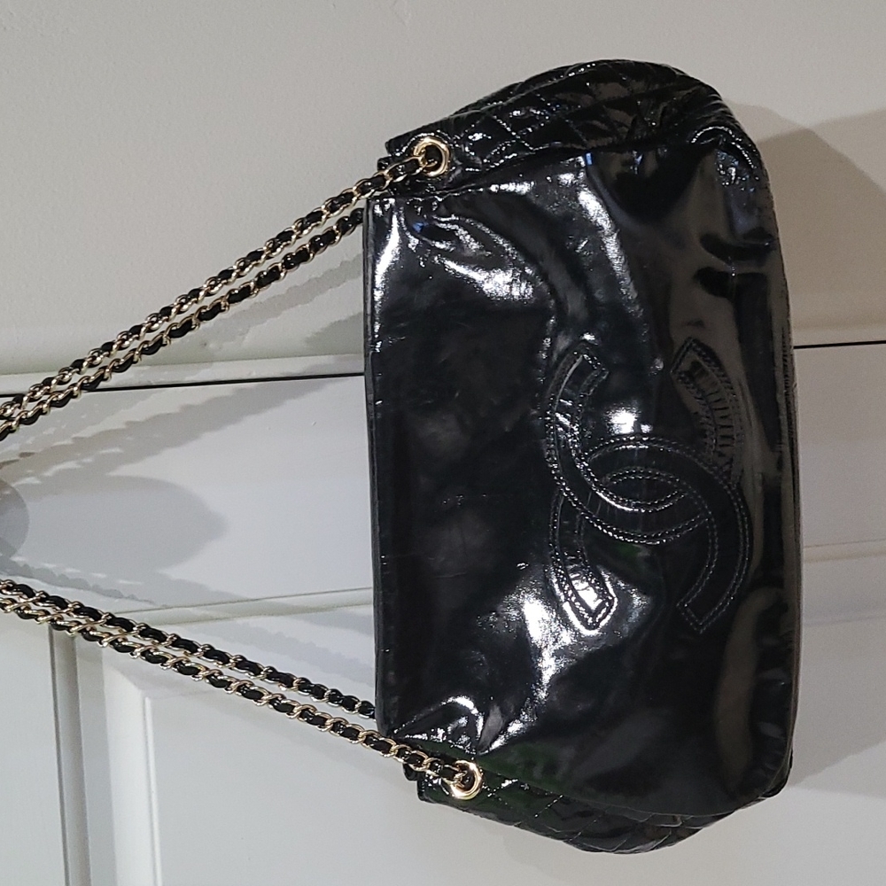 Chanel black patent rock & chain. Authentic. In excellent condition.